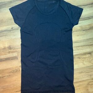 lululemon athletica Swiftly Tech Tee sz 4